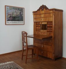 Ein antiker Sekretär im Behandlungsraum.